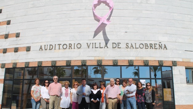 Miembros del Equipo de Gobierno y de la Asociación Española Contra el Cáncer bajo el lazo rosa.